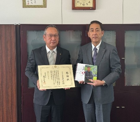 曺貴裁という生き方』を学校図書館に寄贈しました - 京都新聞出版センター